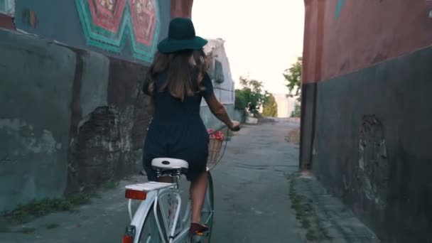 Mujer montando bicicleta vintage en la ciudad — Vídeos de Stock