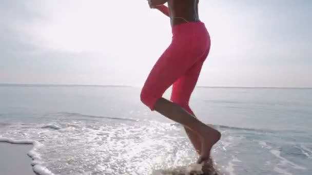 Fitness femme courir au coucher du soleil — Video