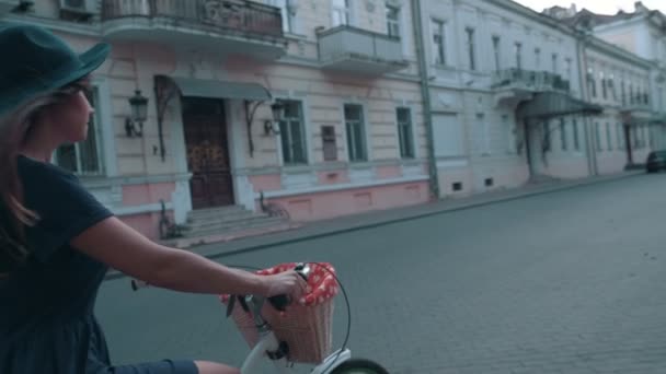 여자 타고 빈티지 자전거 도시에 — 비디오