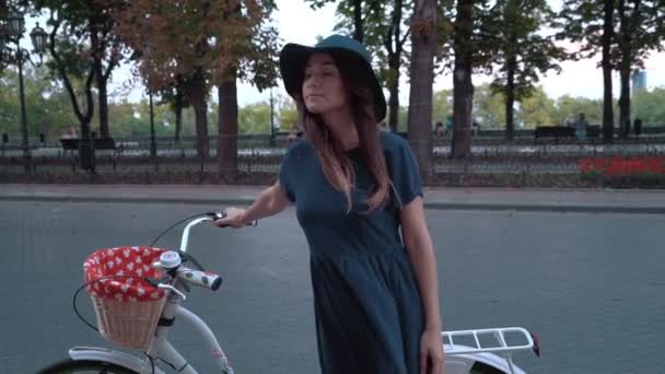 Модна жінка з вінтажним велосипедом — стокове відео