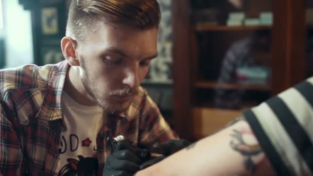 Processus de se faire tatouer coloré — Video