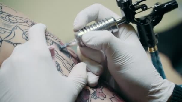 Tattoo artist demonstrates process — Stock Video