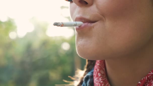 Bokovky žena kouře v parku — Stock video