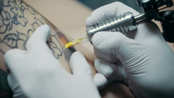 Tatuering artist visar processen — Stockvideo