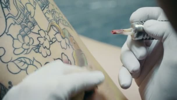 tetováló művész mutatja be a folyamat 