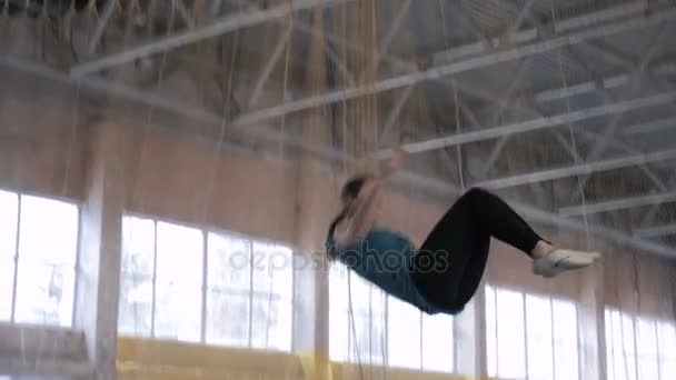트램 폴 린에 점프 하는 젊은 선수 — 비디오