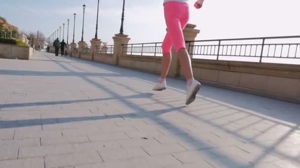 Fitness žena běží při západu slunce — Stock video