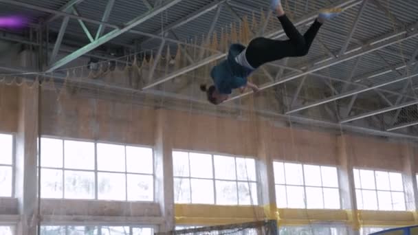 Junge Athletin springt auf Trampolin — Stockvideo