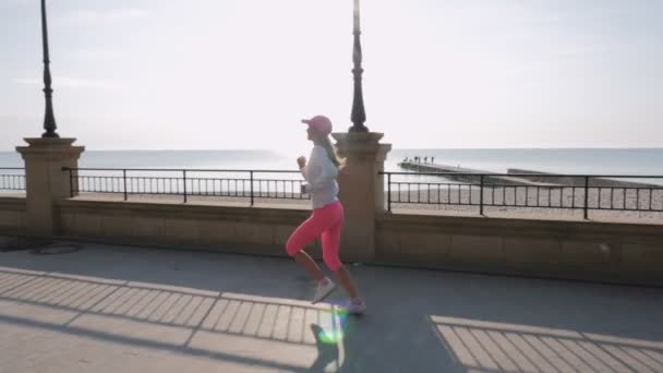 Mujer fitness corriendo al atardecer — Vídeo de stock