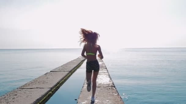 Фітнес жінка біжить на заході сонця — стокове відео