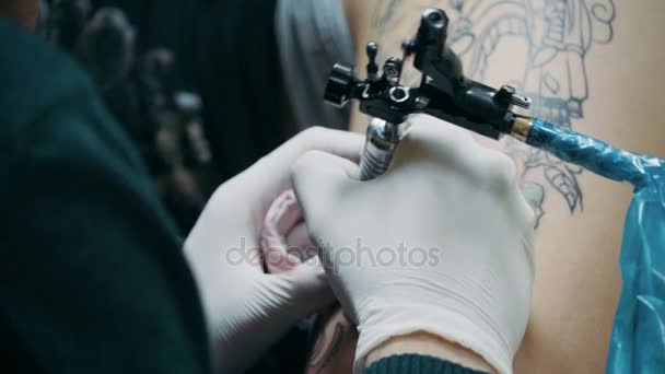 Tattoo artist demonstrates process — Stock Video