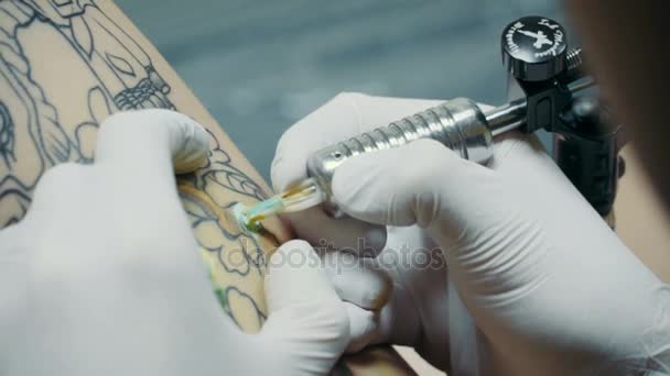 Artista del tatuaje demuestra proceso — Vídeo de stock