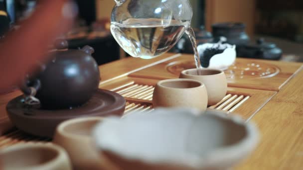 Žena připravuje čaj — Stock video