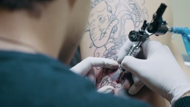 Artista demuestra proceso de conseguir tatuaje — Vídeos de Stock