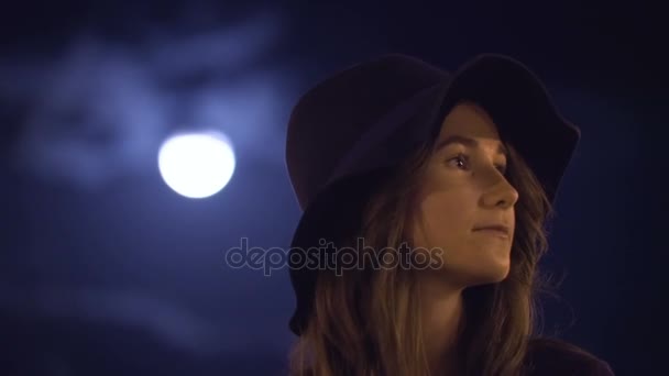 Mujer en sombrero en la noche de luna — Vídeos de Stock