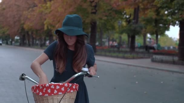 Mulher moda usando celular — Vídeo de Stock