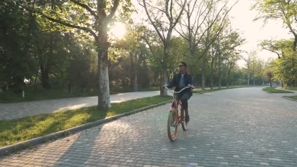 Mulher equitação bicicleta no parque — Vídeo de Stock
