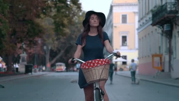 Мода женщина с винтажным велосипедом — стоковое видео