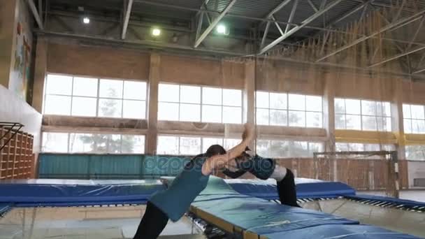 Athlètes sautant sur trampoline — Video