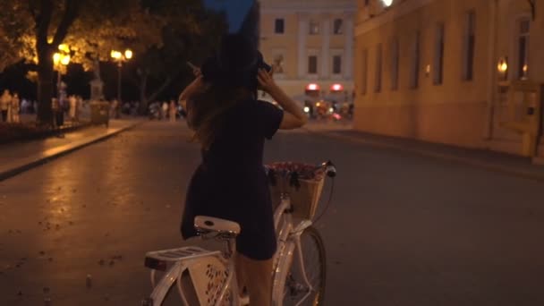 Mulher da moda com bicicleta à noite — Vídeo de Stock