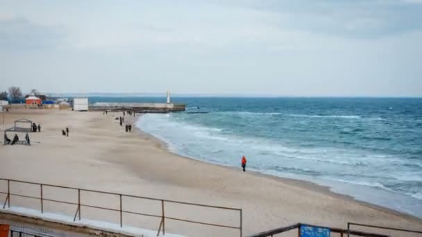 People walking on seacoast — Stock Video