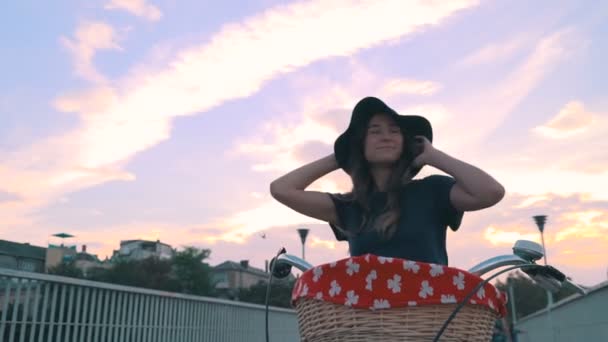 Mujer con bicicleta al atardecer — Vídeo de stock