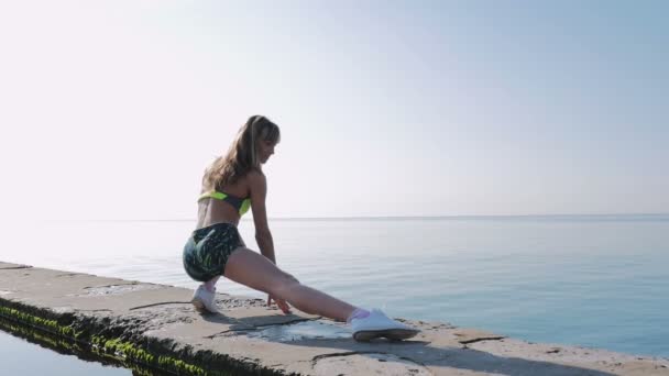 海の海岸にスポーツウェアの女性 — ストック動画