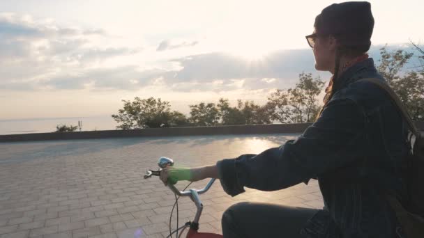 Woman riding bike on seacoast — Stock Video