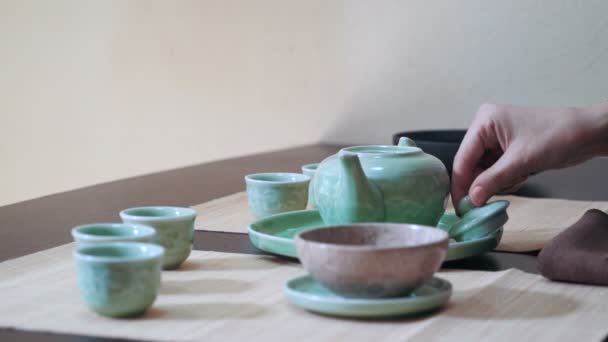 Weibliche Hand bereitet Tee zu — Stockvideo