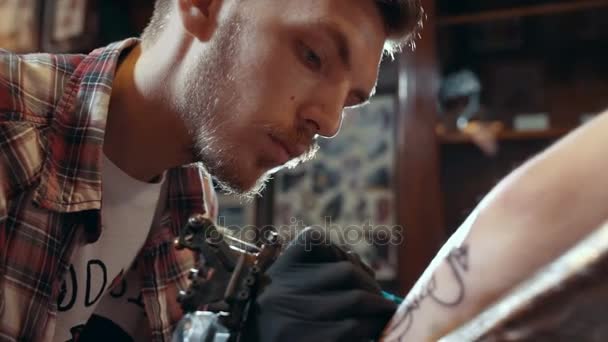 Processus de tatouage en gros plan sur la peau — Video