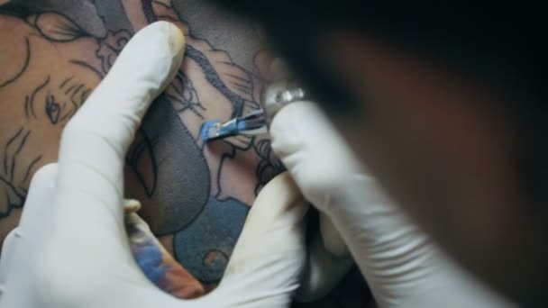 Proceso de tatuaje de primer plano en la piel — Vídeos de Stock