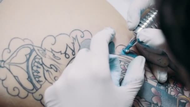 Processus de tatouage en gros plan sur la peau — Video