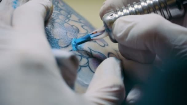 Processus de tatouage en gros plan sur la peau — Video