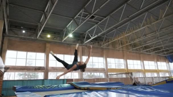 Atleten springen op de trampoline — Stockvideo