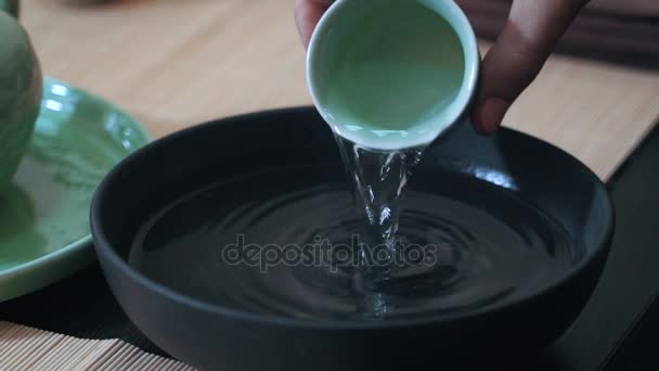 Taza de té limpia mano femenina — Vídeos de Stock