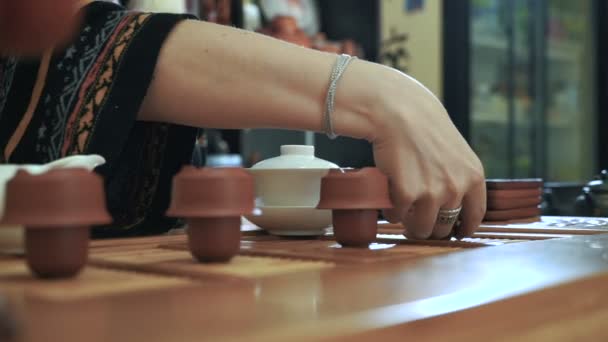 Manos femeninas preparando té — Vídeos de Stock