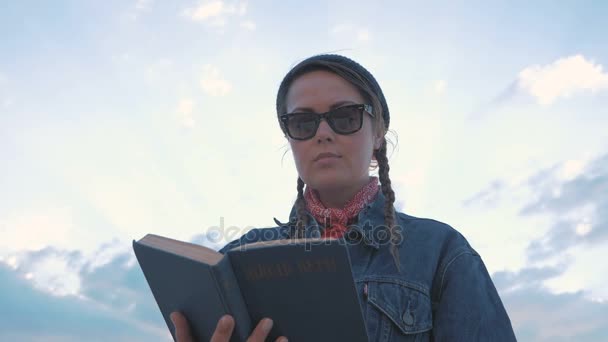 Hipster woman reading book — Stock Video