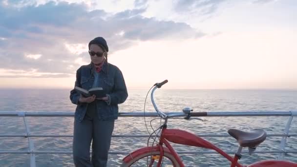 Femme hipster sur le littoral — Video