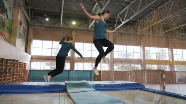 Atletas saltando en trampolín — Vídeo de stock