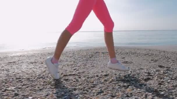 Mujer en ropa deportiva rosa — Vídeos de Stock