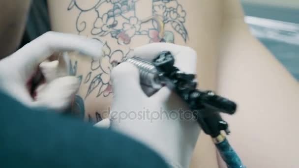 Process of getting colored tattoo — Stock Video