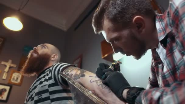 Yakın çekim dövme işlemi cilt üzerinde — Stok video