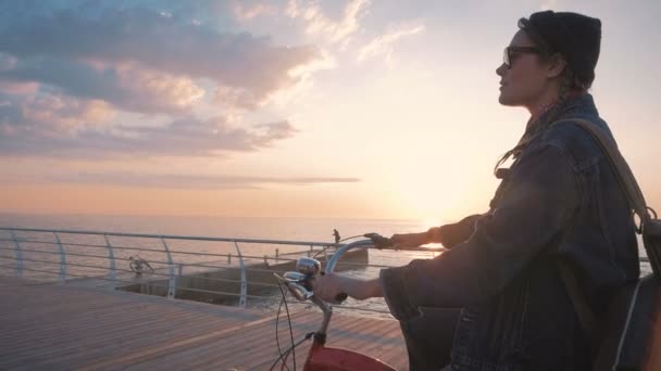 Vrouw rijden fiets op Zeekust — Stockvideo