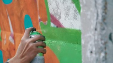 adam sokak duvara grafiti çizim