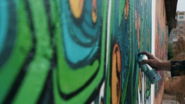 adam sokak duvara grafiti çizim