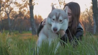 husky ormandaki kadınla
