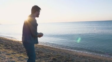 Sunset Beach sırasında adam