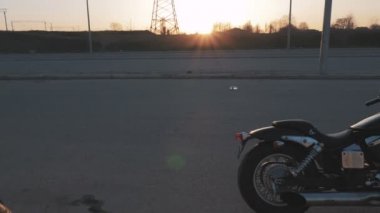 gün batımında motosiklet adamla