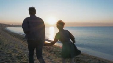 Sahilde güzel Çift 