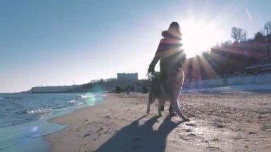 Husky ile çalışan kadın